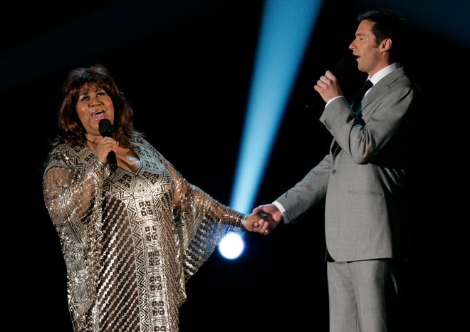 In addition to her many Grammy appearances, Franklin ' s iconic voice was also featured on the Tony Awards. Here, she performs with host Hugh Jackman at the 2005 ceremony honoring Broadway ' s best.